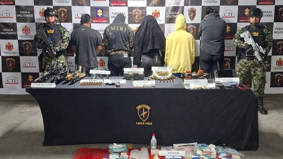 Un sofisticado arsenal arrebatado a los disidentes que siembran el terror en el Valle del Cauca.

 – En la mira