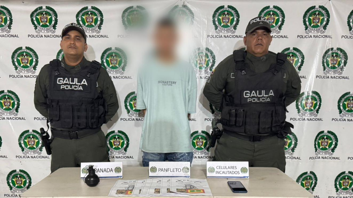 Presunto integrante de ‘Los Costeños’ se desploma con panfletos y granada en mano, extorsionando a comerciantes en Soledad

 – En la mira