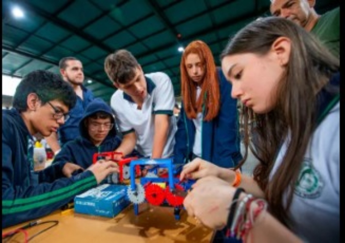 LA TECNOLOGÍA DIGITAL LLEGA A LAS ESCUELAS – EXTRA

 – En la mira